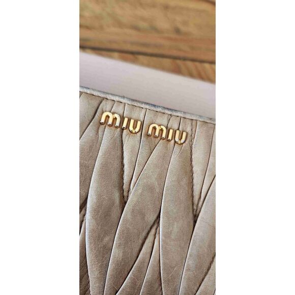 Miu Miu Beige Matelassé Wallet - Picture 2 of 13